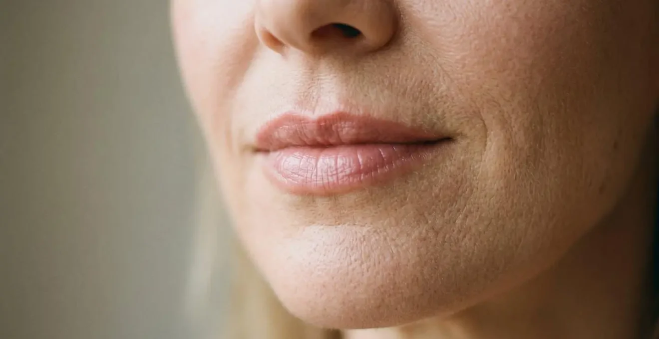 Primo piano estetico di labbra naturalmente volumizzate dopo intervento rigenerativo con grasso autologo