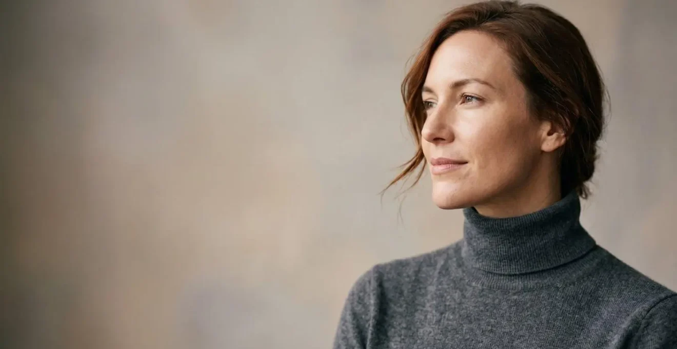 Ritratto professionale che mostra la definizione naturale del profilo mandibolare e del mento