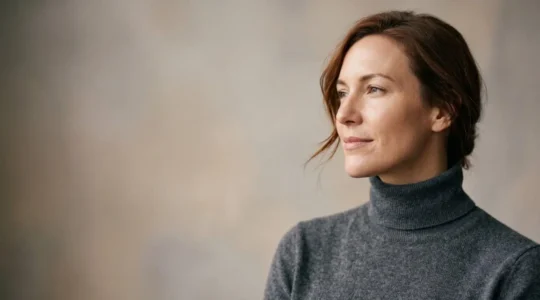 Ritratto professionale che mostra la definizione naturale del profilo mandibolare e del mento