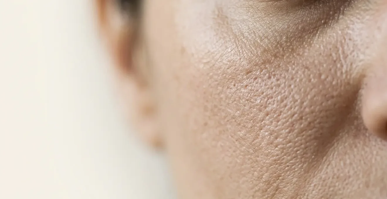 Primo piano di texture cutanea che mostra la grana della pelle e la struttura dei pori