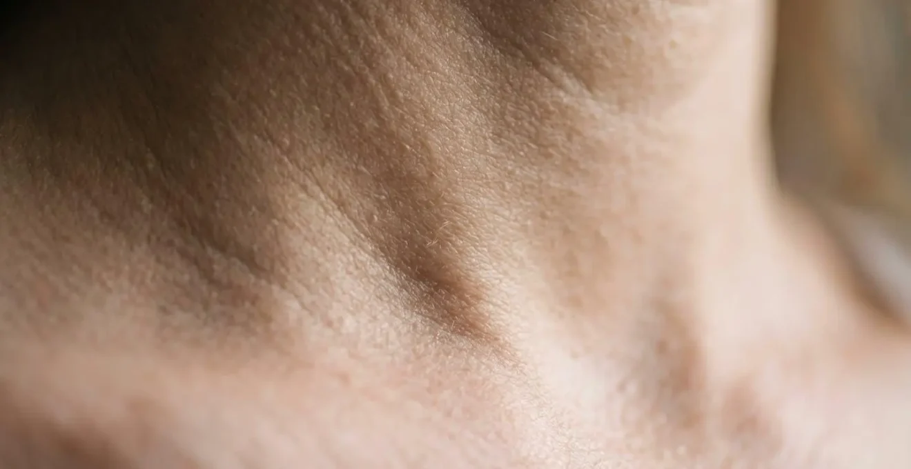 Dettaglio macro della texture della pelle del collo che mostra elasticità e idratazione