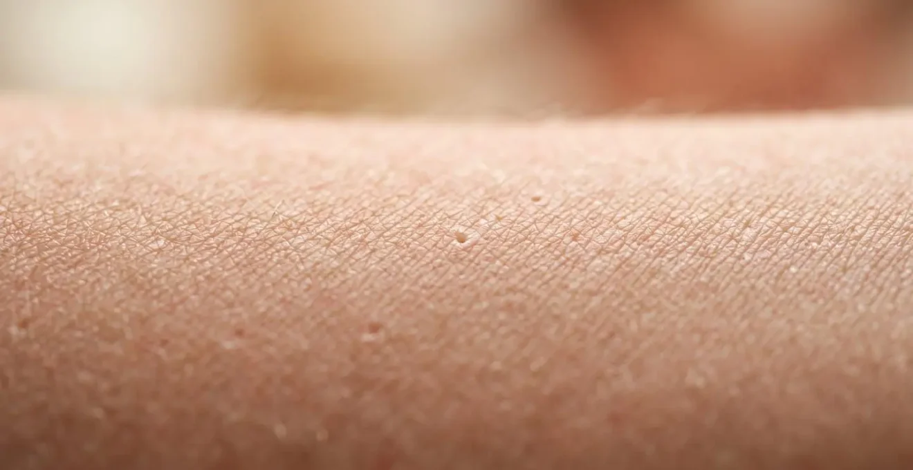 Dettaglio macro della texture cutanea che mostra gli effetti di un'esfoliazione aggressiva sulla barriera dermica