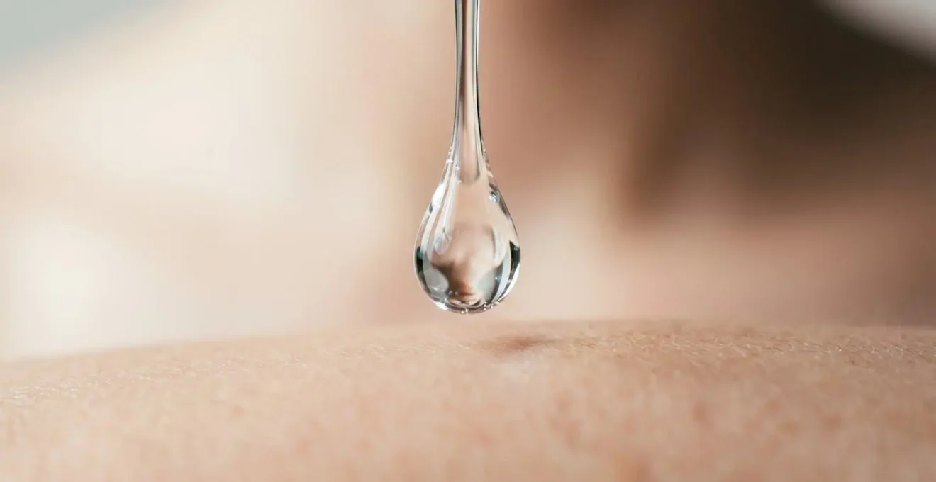 Applicazione serale di siero esfoliante con acido su pelle pulita