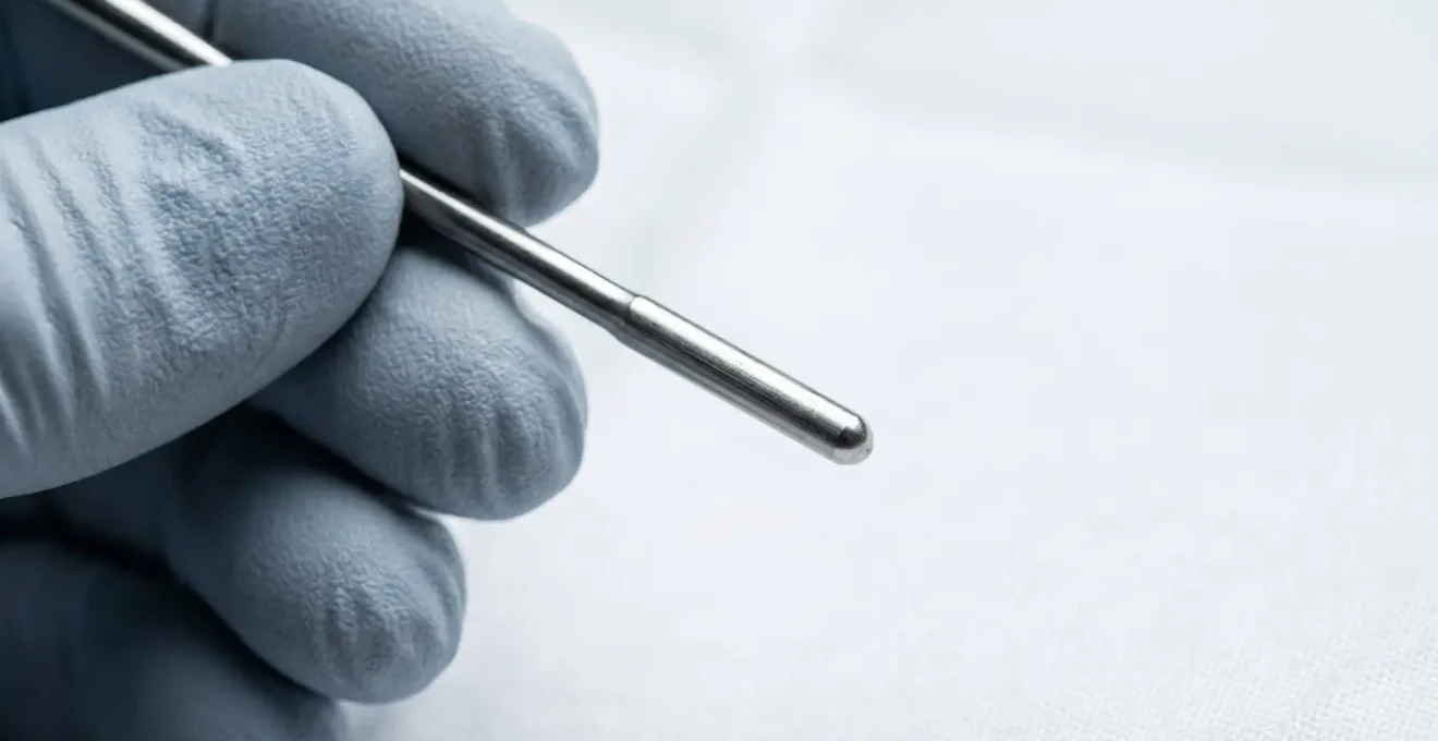 Dettaglio macro della tecnica di iniezione delicata del grasso purificato per il lipofilling