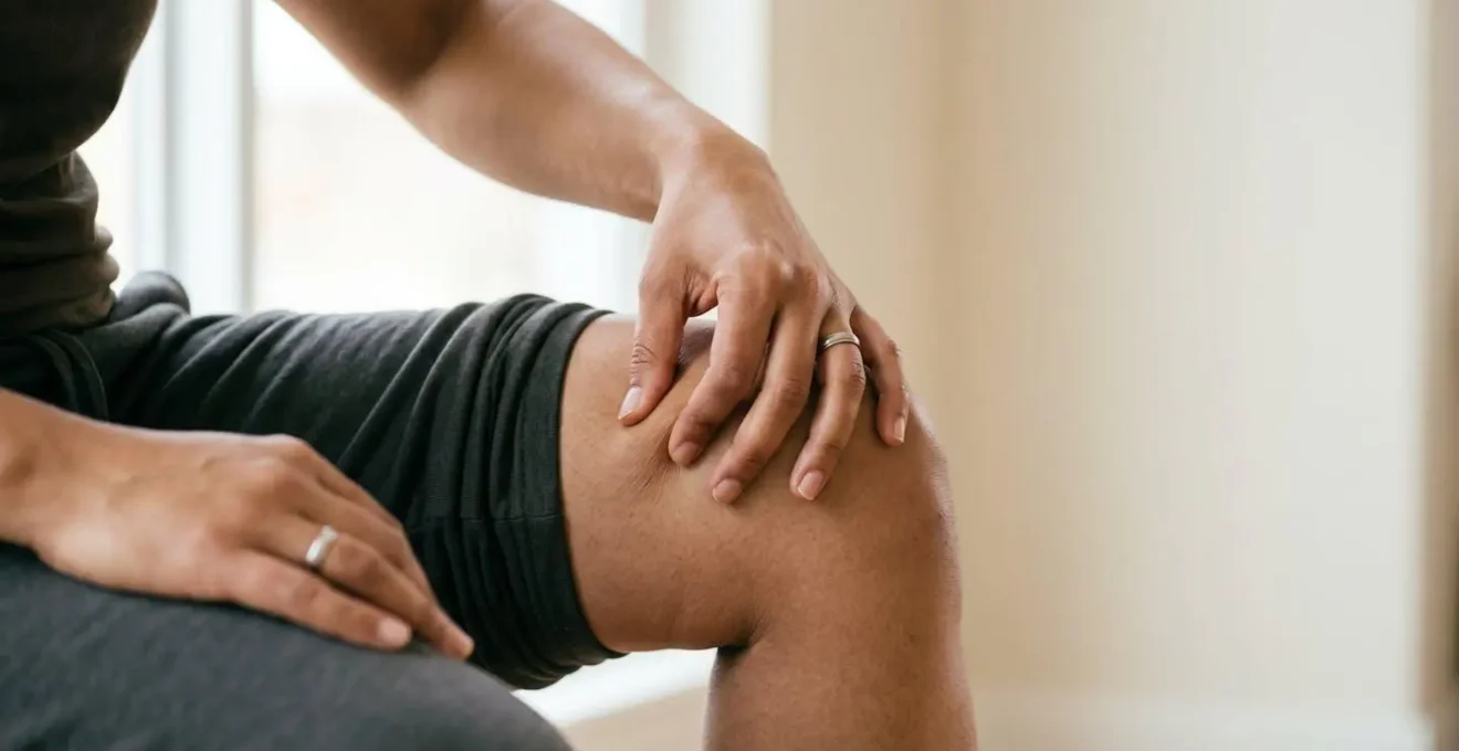 Dimostrazione visiva del test di pressione cutanea per distinguere ritenzione idrica da cellulite