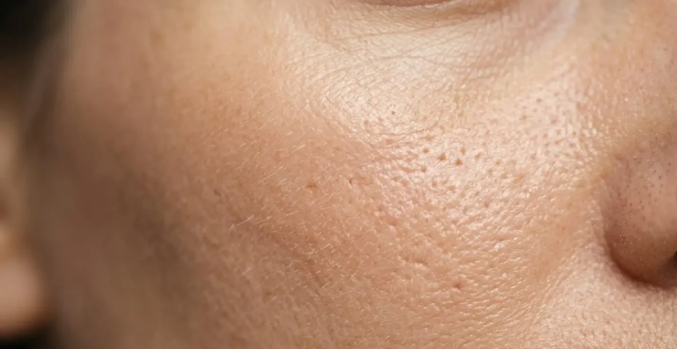Dettaglio macro della texture della pelle sana, che mostra la sua bellezza naturale.